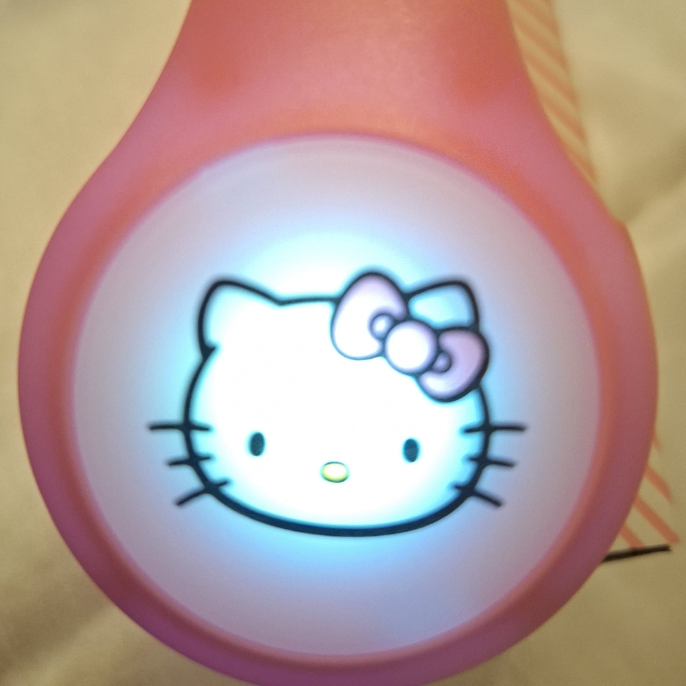 Hello kitty Bluetooth Wireless Headphones. Multi color Lights up. Pink.